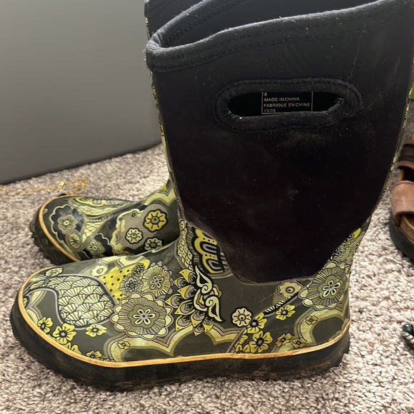 Perhaps the most comfortable rain boots I’ve ever had. Super easy to pull on. - Picture 2 of 7